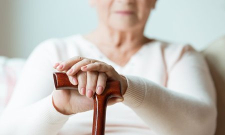 Legea pensiilor - Femeile si barbatii ies la pensie la 65 de ani, atingerea acestei varste fiind esalonata