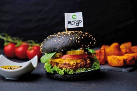 Beyond Meat, primul burger din plante care a facut senzatie la lansare, vine in Romania. Putina lume stie ca <span style='background:#EDF514'>BILL GATES</span> a fost actionar al companiei