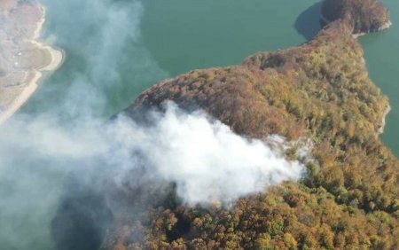 Interventie grea a pompierilor la incendiile izbucnite in Valea Doftanei. Primele semne de foc ar fi aparut acum o saptamana