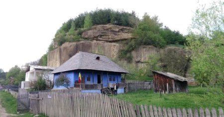 Singura casa din Romania care are propria cascada naturala in curte. Unde se afla casuta albastra, vizitata anual de mii de turisti