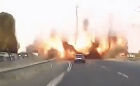 Momentul in care o racheta cade pe o autostrada de langa Ashdod, printre mai multe masini. 3 oameni au fost raniti | VIDEO