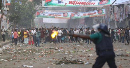 Sute de fabrici inchise in Bangladesh, in urma protestelor violente. Cererile angajatilor