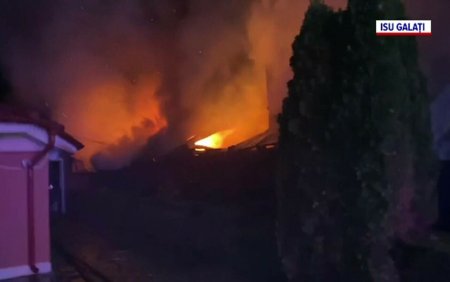 O casa din Galati a fost distrusa de un incendiu puternic. De la ce au izbucnit flacarile