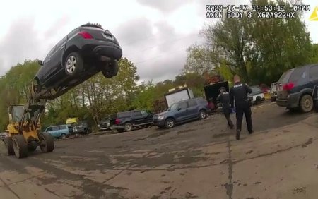 Momentul in care un hot de masini a fost prins de politisti cu ajutorul unui stivuitor, in Ohio