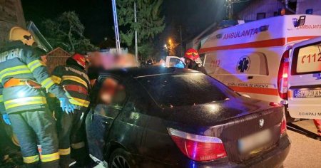 Doi raniti, printre care si un copil de 14 ani, dupa ce o masina a intrat in zidul unei case din Radauti
