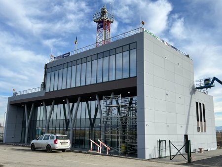 Autoritatile din Brasov anunta ca fac toate demersurile pentru ca aeroportul Brasov-Ghimbav sa devina operational non stop si pentru a definitiva procedura de acordare a ajutorului de minimis pentru sustinerea operatorilor aerieni