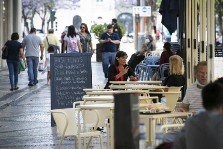 Un chelner a chemat politia dupa ce un turist strain a comandat o grenada, in loc de suc de rodie, la un  restaurant din Lisabona