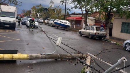 Furtuna face ravagii in judetul Constanta. Copaci prabusiti, stalpi de electricitate cazuti pe sosea si masini avariate