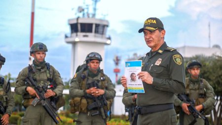 Armata columbiana arunca <span style='background:#EDF514'>PLIANT</span>e care ofera recompensa pentru informatii despre tatal rapit al fotbalistului Luis Diaz