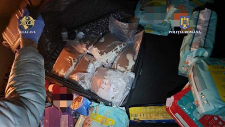 Doua persoane care au expediat 6 kg de droguri cristal din Olanda in Romania, arestate