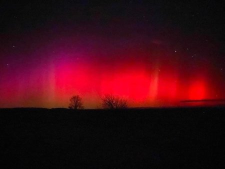 Fenomen rar pe cer, in Romania. Au aparut lumini rosii care seamana cu o <span style='background:#EDF514'>AURORA</span> boreala. FOTO