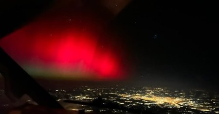 Foto. Un pilot Tarom a surprins <span style='background:#EDF514'>AURORA</span> sangerie la 10.000 de metri altitudine. Incredibil!