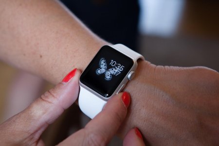 Apple a gasit o solutie pentru cea mai recenta problema de pe Apple Watch: <span style='background:#EDF514'>DESCARCARE</span>a rapida a bateriei