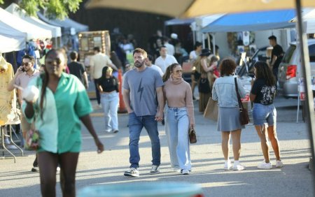 <span style='background:#EDF514'>JENNIFER</span> Lopez si Ben Affleck au mers la o piata de vechituri din Hollywood. Cum s-a imbracat celebra artista. FOTO