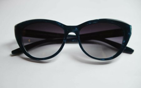 LVMH cumpara marca de ochelari de lux Barton Perreira. A produs <span style='background:#EDF514'>OCHELARI DE SOARE</span> pentru James Bond