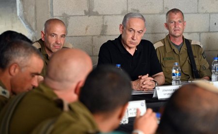 Un fost premier israelian afirma ca Netanyahu, distrus emotional de esec, face pasi gresiti in Gaza si e un pericol pentru Israel