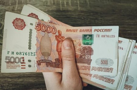 Cel putin un miliard de ruble in bancnote false, distribuite inclusiv de <span style='background:#EDF514'>BANCOMATE</span>, imprastiate in toata Rusia. 24 de oameni au fost arestati