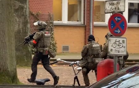 Profesor amenintat cu o arma in sala de clasa, intr-o scoala din Hamburg. Trupele speciale au luat cu asalt cladirea. VIDEO