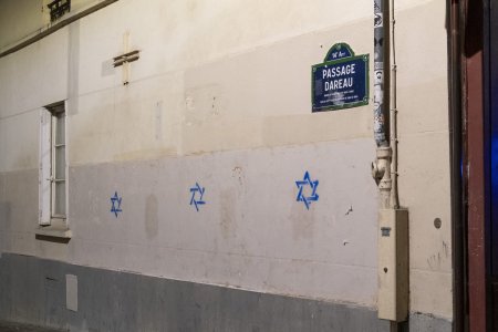 Rusia, suspectata ca se afla in spatele graffitiurilor cu steaua lui David din Paris. Actiunea a fost finantata prin intermediul unui om de afaceri din Republica Moldova, scrie Le Monde