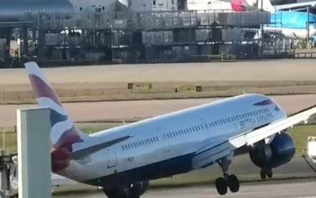 Momentul terifiant in care un avion cu pasageri ricoseaza necontrolat pe <span style='background:#EDF514'>O PISTA</span> in timp ce se pregatea de aterizare. VIDEO