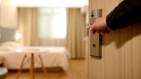 Doi soti aflati in vacanta au murit in camera de hotel, dupa ce angajatii au dat cu <span style='background:#EDF514'>INSECTICID</span> impotriva plosnitelor