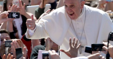 Persoanele <span style='background:#EDF514'>TRANSSEXUAL</span>e pot fi botezate si pot fi nasi. Papa Francisc: Nu exista nimic care sa le interzica