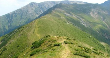 Unde se afla cele mai inalte dealuri din Romania. Sunt la distanta de 44 kilometri unul de celalalt