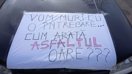 Oamenii din Botosani, protest pentru repararea unui drum judetean: „Reprezinta un real pericol”