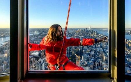 FOTO. Nu a fost un rol intr-un film. Motivul pentru care <span style='background:#EDF514'>JARED</span> Leto s-a urcat pe Empire State Building