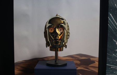 Capul auriu al robotului C-3PO din primul film <span style='background:#EDF514'>STAR WARS</span>, scos la licitatie. Care este pretul de start