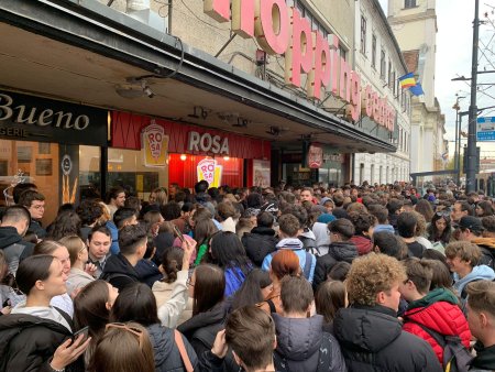 Coada imensa cu sute de oameni la un fast-food din Cluj-Napoca, dupa ce restaurantul a lansat o oferta de Black Friday
