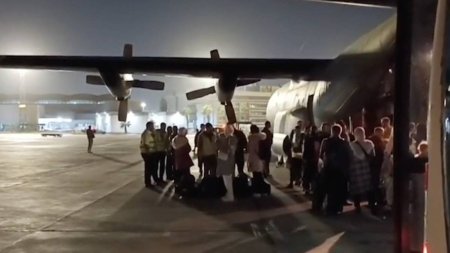 Un avion <span style='background:#EDF514'>SPARTAN</span> este in drum spre Cairo sa preia 41 de romani evacuati din Fasia Gaza