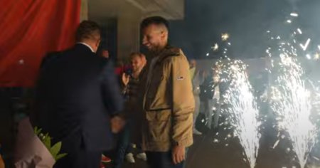 Campionul mondial la <span style='background:#EDF514'>MINIFOTBAL</span> Andrei Nemitanu a fost primit in localitatea natala cu artificii