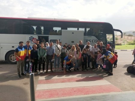 Cei 41 de cetateni romani evacuati din Fasia Gaza au revenit in Romania, dupa ce aeronava trimisa initial s-a stricat