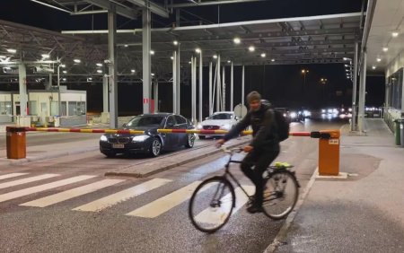 Rusii nu mai au voie sa intre in Finlanda pe biciclete: Incercau sa treaca granita fara faruri la ele si fara casti