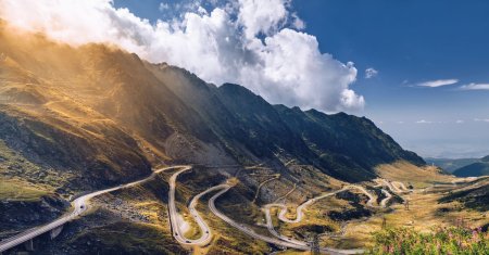 Atractia celui mai spectaculos drum din Romania. Tunelul situat la cea mai mare altitudine, prin care poti trece doar patru luni pe an