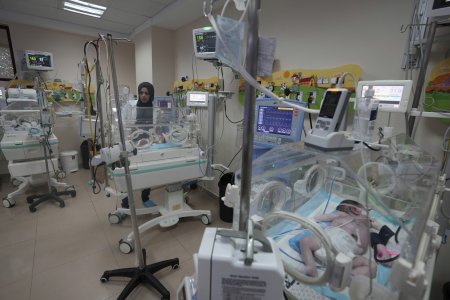 „Nu pot spune cat timp pot rezista”. Nou-nascutii din Gaza se afla intr-o situatie disperata, dupa ce incubatoarele au fost oprite si stau in frig