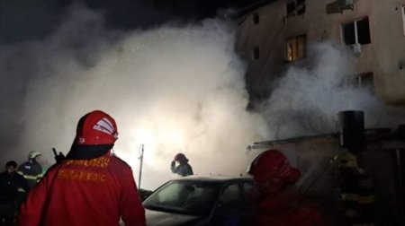 Incendiu extins la un bloc din Arad. 30 de persoane s-au autoevacuat