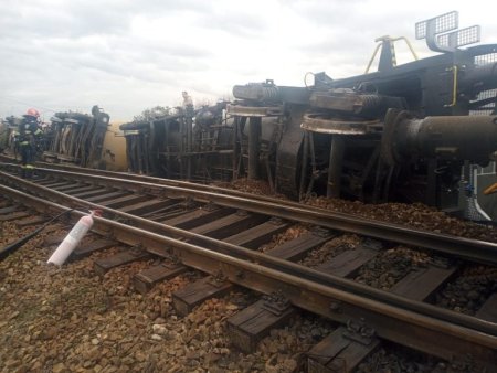 Doua vagoane cu motorina au deraiat si alte doua s-au rasturnat in Arad. Traficul feroviar, restrictionat in zona
