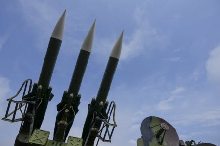 O racheta din Yemen a fost interceptata deasupra Marii Rosii. Comandantul Houthi promite ca va continua atacurile