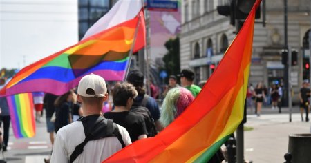 Un oras american interzice homo<span style='background:#EDF514'>SEXUALITATE</span>a in public si scoate din biblioteci cartile LGBTQ