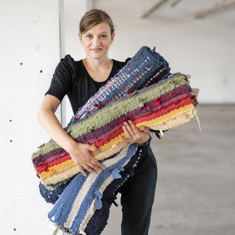 ZF Economia verde. Atelierul LOOMescu din Sibiu valorifica materialele textile in <span style='background:#EDF514'>COVOARE</span> si obiecte de decor tesute la razboi. Muncim 12 ore pentru a ajunge de la teancul de tricouri la un metru patrat de covor