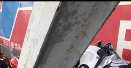 Masina strivita de tren si impinsa pe pasarela. Militarul <span style='background:#EDF514'>CULTURIST</span> de la volan a scapat, ca prin minune, cu viata VIDEO