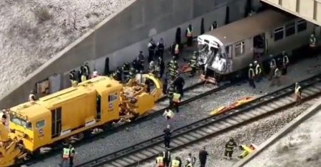 <span style='background:#EDF514'>ACCIDENT GRAV</span>. Un tren cu pasageri a fost lovit violent. Zeci de persoane au fost ranite