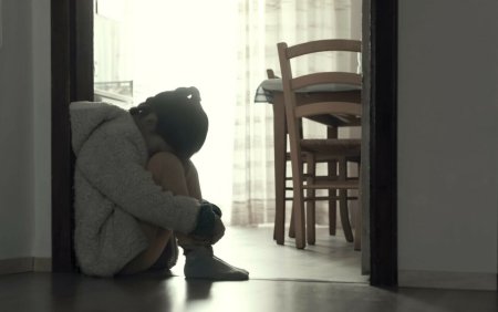 Doua fete de 13 si 15 ani, din Arges, au fost violate de tatal lor. Mama si alti doi copii, <span style='background:#EDF514'>AGRESATI</span> fizic