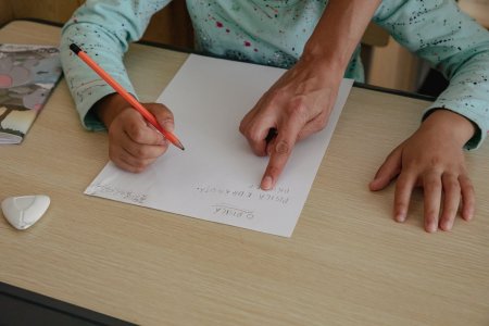 Ministerul Educatiei discrimineaza copiii sub 6 ani, carora le refuza inscrierea in clasa pregatitoare, sustine CNCD. O lege tiranica