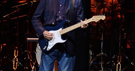 O <span style='background:#EDF514'>CHITARA</span> care i-a apartinut lui Eric Clapton, vanduta la licitatie cu peste un milion de dolari VIDEO
