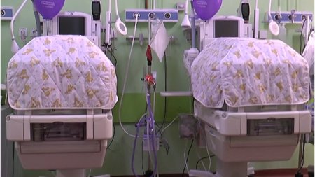 <span style='background:#EDF514'>DOI BAIETI</span> si o fetita, al doilea caz de tripleti nascuti la spitalul din Baia Mare, au fost abandonati de mama imediat dupa nastere