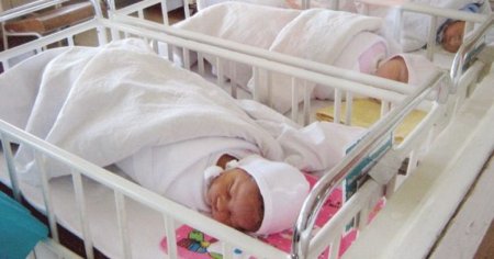 Tripleti abandonati de mama la maternitatea din Baia Mare. Motivul pentru care femeia i-a parasit imediat dupa nastere