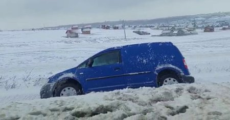 Ninge puternic in Suceava. Mai multe masini, blocate pe DN 17, in localitatea <span style='background:#EDF514'>PALTINOASA</span> VIDEO